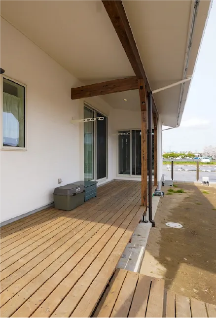 日差しの入るウッドデッキ