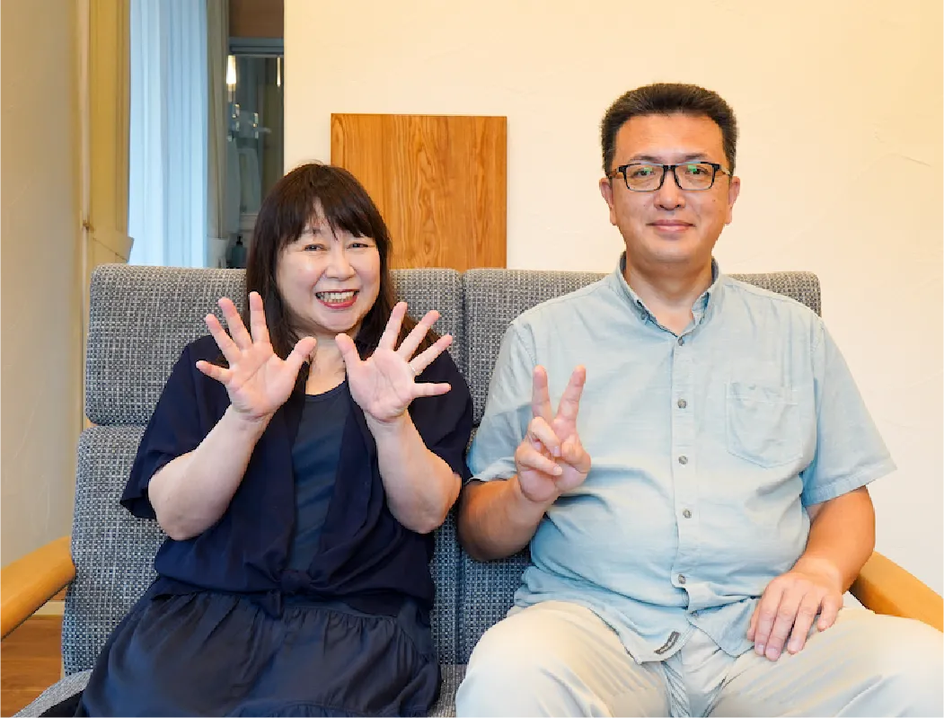 完成した家の前で微笑むご家族